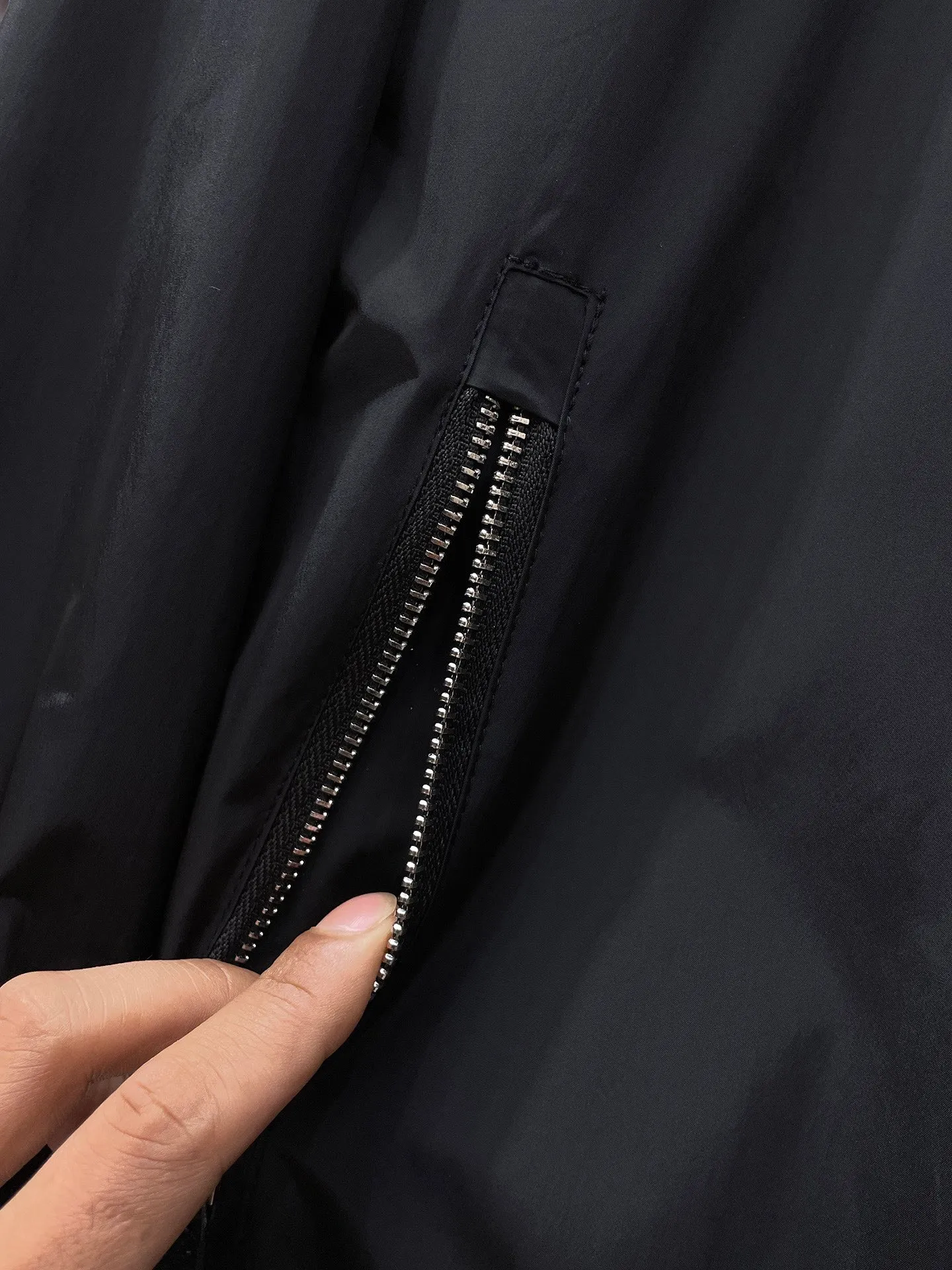 Baibaoli 2026 spring New Arrival jacket, new show product‼ The product is in perfect condition. It is comfortable and warm to wear on both sides. It has all three labels and the color is full and attractive. The design is very outstanding and can easily enhance the fashion sense. The workmanship is extremely sophisticated and rigorous, and the wiring is neat and meticulous! A masterpiece from a famous designer! The upper body does not look bloated and is super handsome! In Stock Sizes：M～XXXL